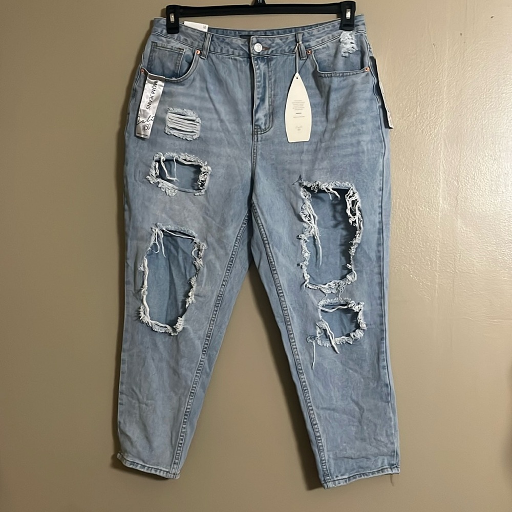 Cali 1850 Mom Jeans Sz 18 Distressed High Rise Light Wash Closet Staple Pockets
